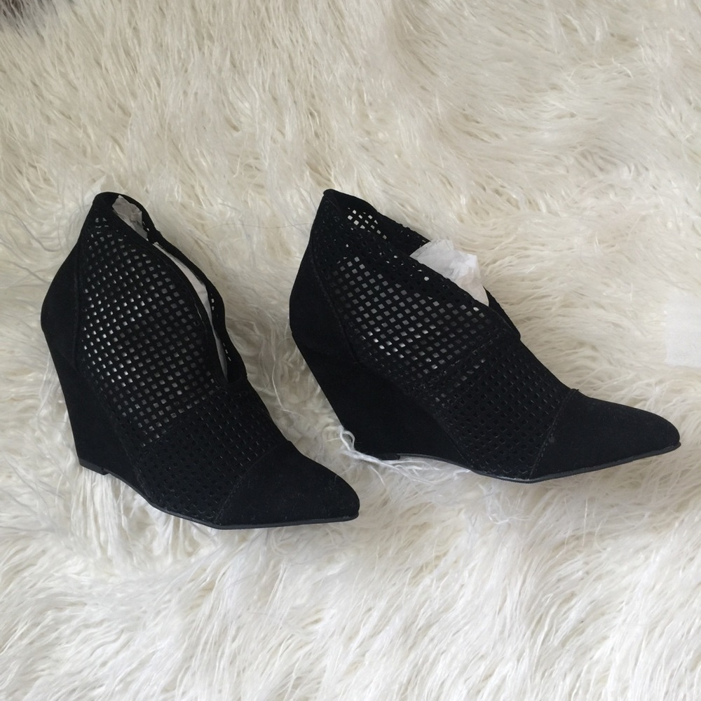 Pointy toe perforated ankle bootie nwt